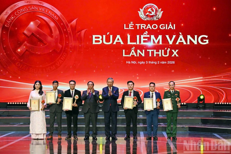 El secretario general del PCV, To Lam, y el primer ministro, Pham Minh Chinh, entregan los premios A en la ceremonia (Foto: VNA)