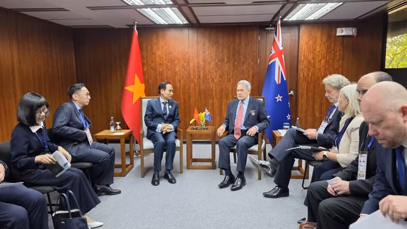 El ministro de Relaciones Exteriores de Vietnam, Le Hoai Trung, se reúne con su homólogo de Nueva Zelanda, Winston Peters, en el marco de la AMM-59. (Foto: VNA)