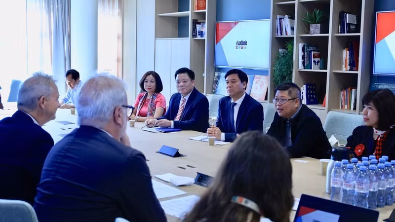 La delegación de la VOV visita las instalaciones de la redacción de France 24.