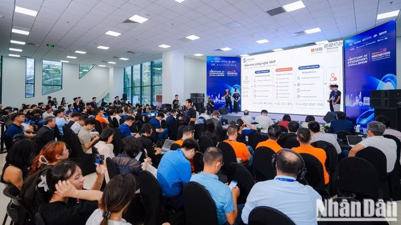 Las presentaciones de los equipos atraen la atención de los asistentes. (Foto: HNV)