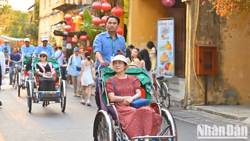 Turistas disfrutan de paseos en ciclotaxi para recorrer el casco antiguo de Hoi An. (Foto: The Dai)