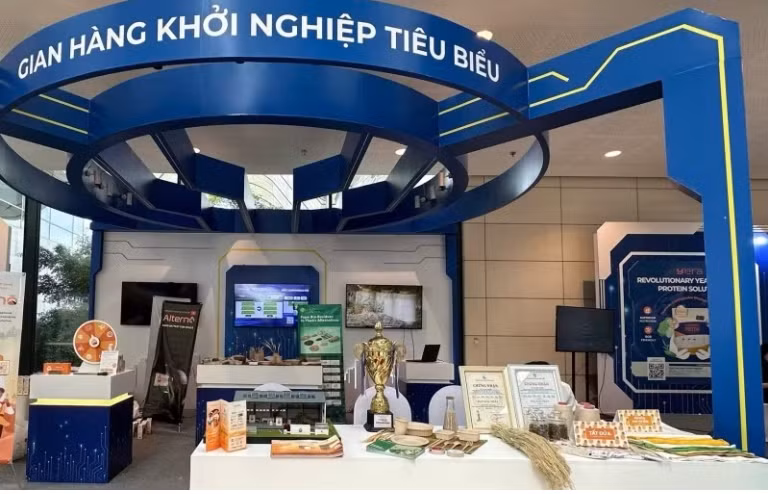 Exposición de productos reciclados en la Feria de Crecimiento Verde, en el marco de la Cuarta Cumbre de la Alianza para el Crecimiento Verde y los Objetivos Mundiales 2030 (P4G), celebrada en Hanoi en abril de 2025. (Foto: Nhan Dan)
