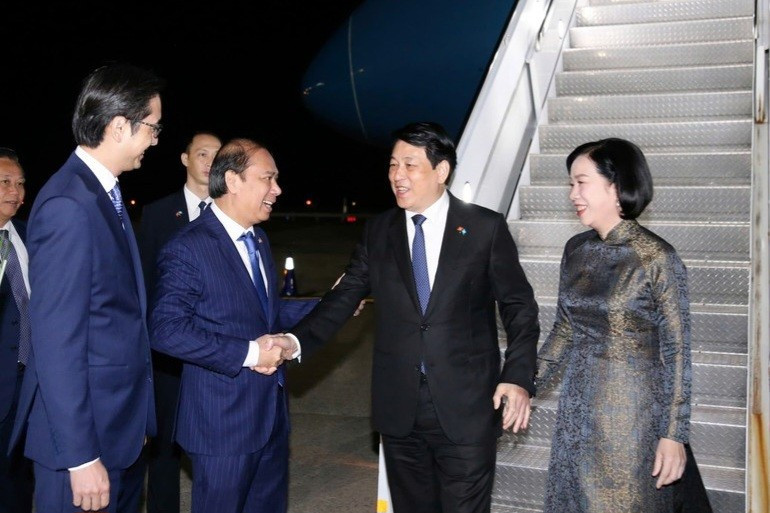 El presidente de Vietnam, Luong Cuong, llega al aeropuerto internacional J.F. Kennedy de Nueva York, Estados Unidos, para participar en el Debate General de Alto Nivel del 80º período de sesiones de la Asamblea General de las Naciones Unidas, así como en diversas actividades bilaterales en el país norteamericano. (Fuente: VNA) 
