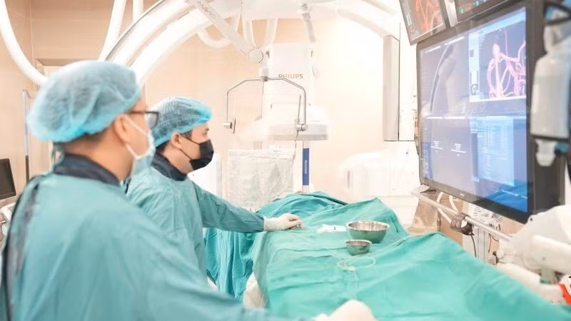Médicos del Hospital de Bach Mai implementan la angiografía por sustracción digital (DSA), que permite diagnosticar y tratar problemas vasculares, tumores o derrames cerebrales sin necesidad de cirugía abierta. (Foto: Nhan Dan)