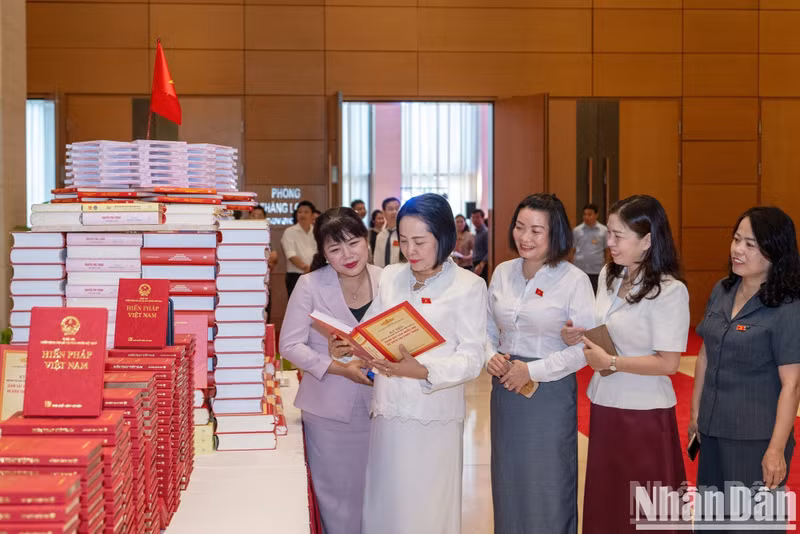 La vicepresidenta de la AN Nguyen Thi Thanh y los delegados visitan la exposición organizada al margen del foro.