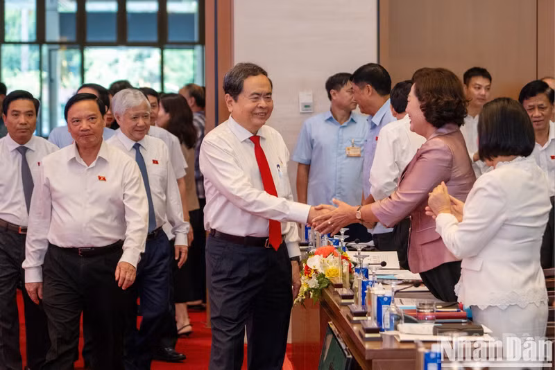El máximo legislador vietnamita y los delegados asisten al Foro.