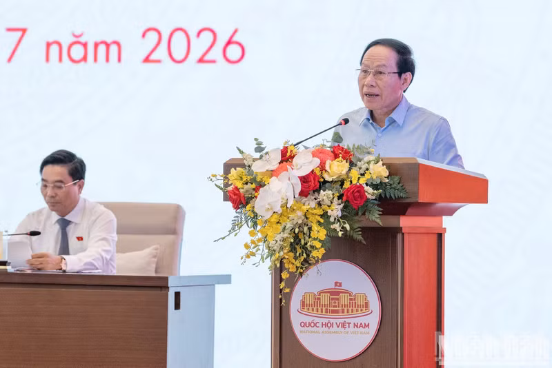 El viceprimer ministro Le Tien Chau interviene en el foro.