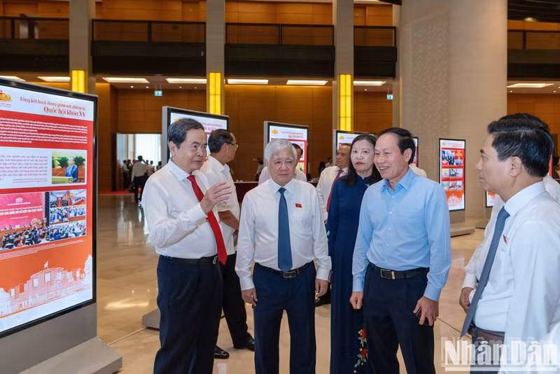 El presidente de la AN, Tran Thanh Man, y los delegados.