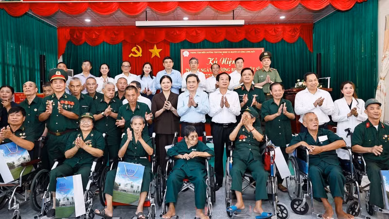 vna-potal-chu-tich-quoc-hoi-tran-thanh-man-tang-qua-thuong-binh-tai-tp-ho-chi-minh-8897743.jpg