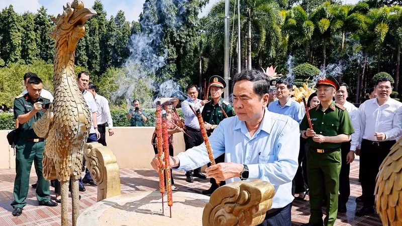 El dirigente legislativo, Tran Thanh Man, ofrece incienso en cementerio de mártires de Long Dien Dat Do.