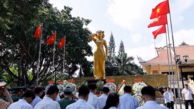 El presidente de la Asamblea Nacional de Vietnam, Tran Thanh Man, ofrece incienso en el Parque Monumental y la Casa Memorial de la mártir heroica Vo Thi Sau.