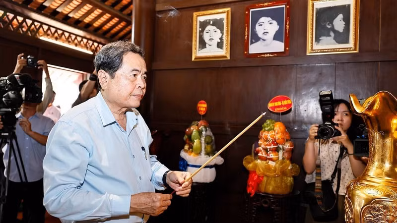 El presidente de la Asamblea Nacional de Vietnam, Tran Thanh Man, ofrece incienso en el Parque Monumental y la Casa Memorial de la mártir heroica Vo Thi Sau.