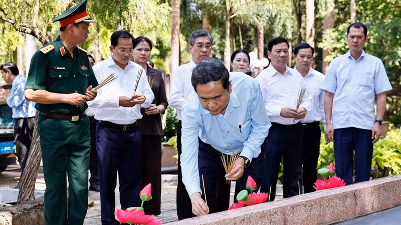 El dirigente legislativo, Tran Thanh Man, ofrece incienso en cementerio de mártires de Long Dien Dat Do.