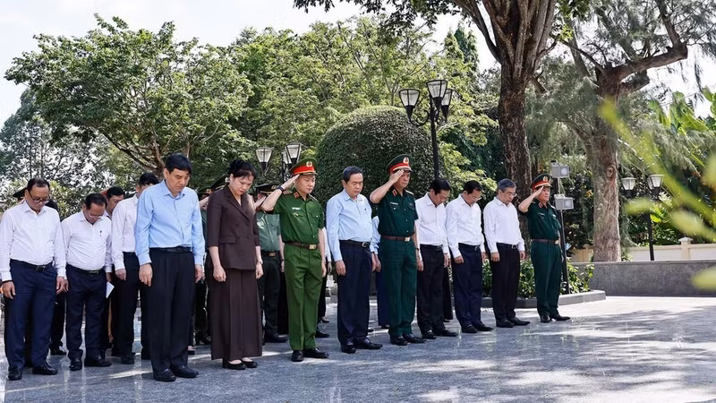 El presidente de la Asamblea Nacional de Vietnam, Tran Thanh Man, ofrece incienso en el Parque Monumental y la Casa Memorial de la mártir heroica Vo Thi Sau en la comuna de Dat Do, en Ciudad Ho Chi Minh.