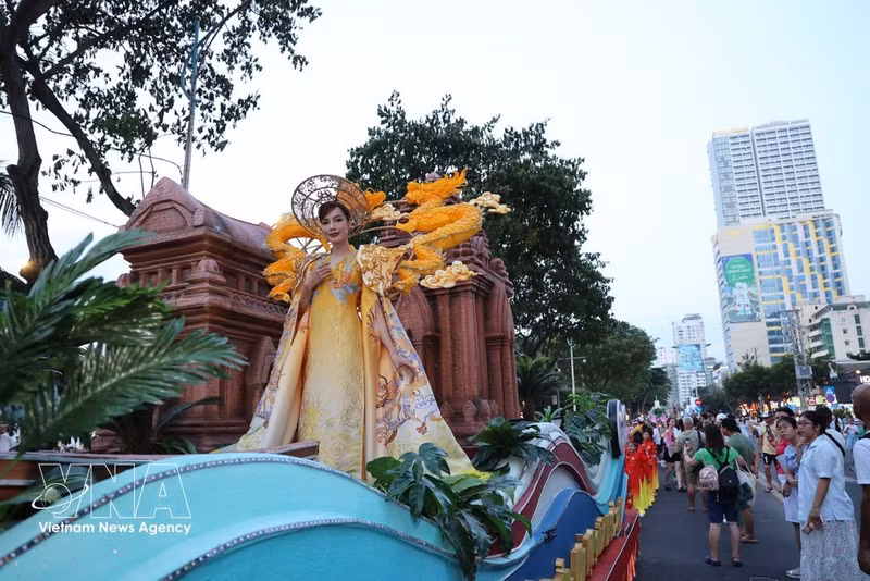 Recreación de la belleza de la cultura marítima en el carnaval callejero. (Foto: VNA)