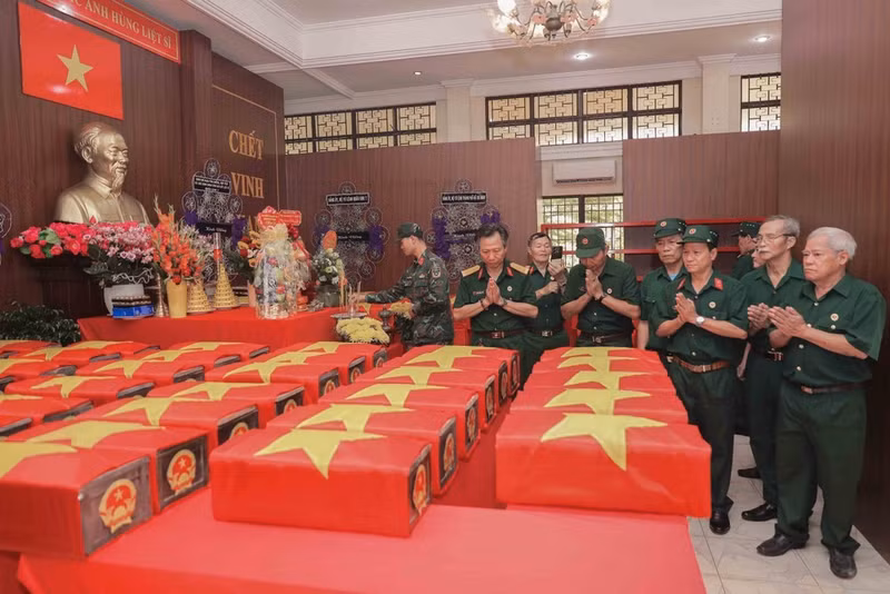 Veteranos rinden homenaje a sus compañeros caídos durante las guerras, cuyos restos fueron hallados en el parque Le Thi Rieng (Ciudad Ho Chi Minh). (Foto: VNA)