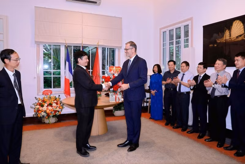El embajador de Francia en Vietnam, Olivier Brochet, felicita al profesor y doctor Le Danh Tuyen por haber recibido la Orden Nacional del Mérito.