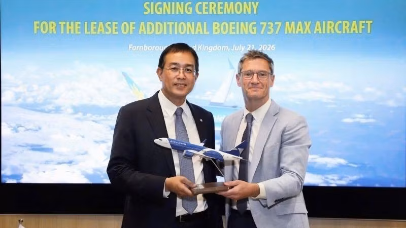 Dang Ngoc Hoa (izquierda), presidente del Consejo de Administración de Vietnam Airlines, y Paul Geaney, presidente y director comercial de Avolon, intercambian recuerdos en la ceremonia de firma.