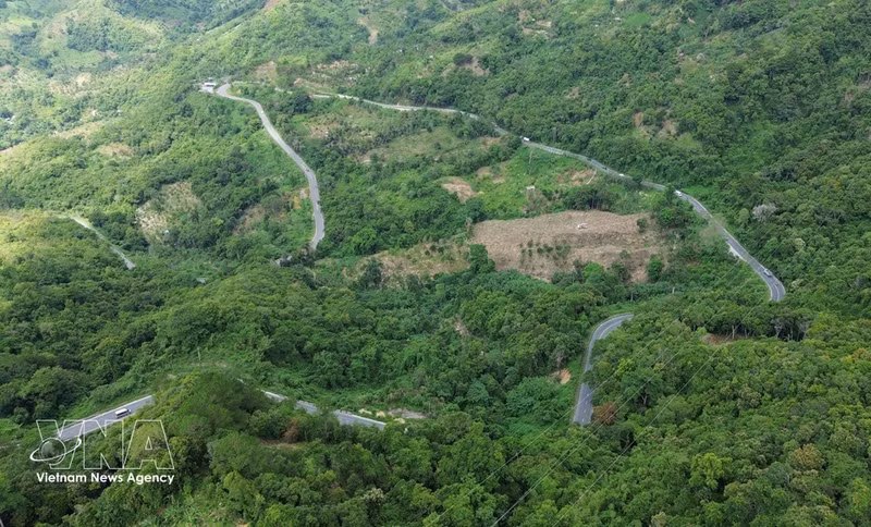 La tubería forzada de la central hidroeléctrica de Da Nhim discurre por la ladera del paso Ngoan Muc, convirtiéndose en un elemento distintivo del imponente paisaje montañoso de la zona limítrofe entre las provincias de Lam Dong y Khanh Hoa. (Foto: VNA)