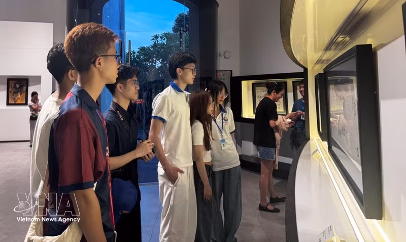 Los participantes del Campamento de Verano de Vietnam 2026 visitan el Espacio Memorial de Le Ba Dang. (Foto: VNA)