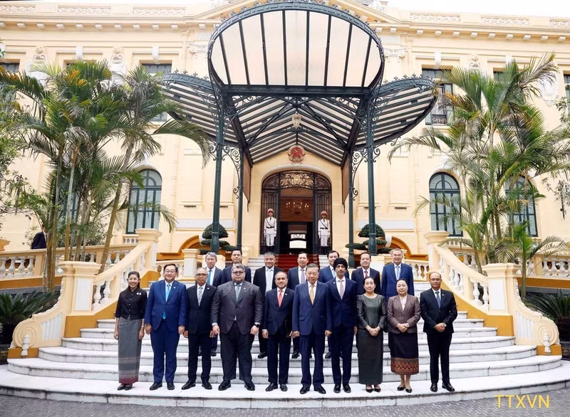 El secretario general del Partido Comunista de Vietnam y presidente del país, To Lam, y los embajadores y encargados de negocios de los países de la Asean en Hanói. (Foto: VNA)