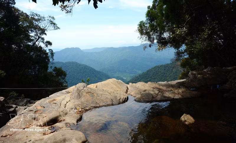 La poza de agua en la cima de la cascada Do Quyen. (Foto: VNA)