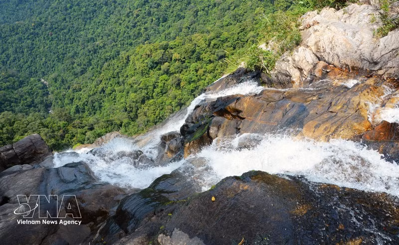 La cascada Do Quyen, de más de 300 metros de altura, parece una larga cinta blanca suspendida sobre un escarpado acantilado. (Foto: VNA)