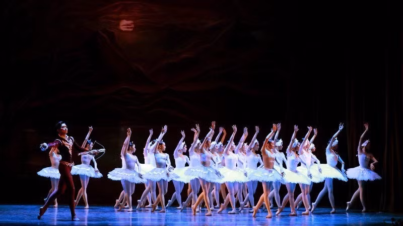 El espectáculo pone de manifiesto la armoniosa coordinación entre decenas de músicos que interpretan en vivo y cientos de bailarines en el escenario.