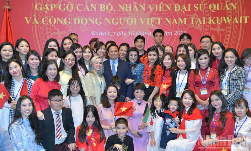 El primer ministro Pham Minh Chinh se reúne con el personal de la embajada y la comunidad vietnamita en Kuwait. (Foto: Ha Thanh Giang)