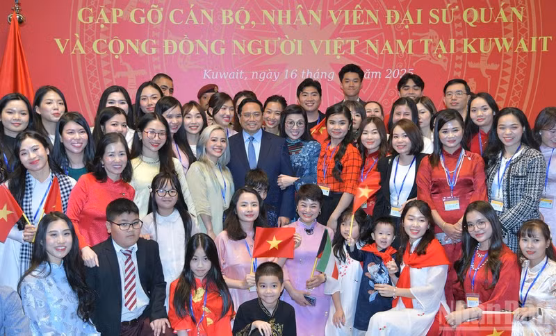 El primer ministro Pham Minh Chinh se reúne con el personal de la embajada y la comunidad vietnamita en Kuwait. (Foto: Ha Thanh Giang)