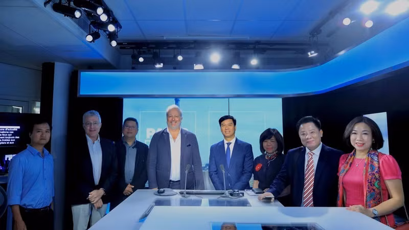 La delegación de la VOV presencia un noticiero emitido en directo desde el Studio 31.