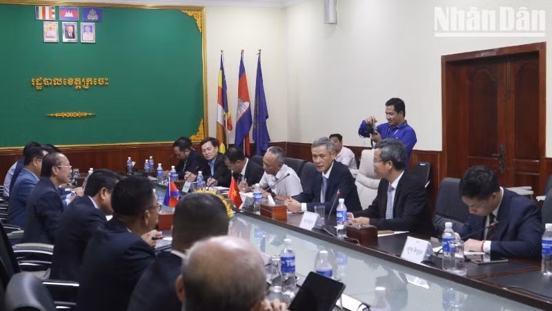 Una delegación de la Embajada de Vietnam en Camboya encabezada por Nguyen Minh Vu, jefe de la misión, se reúne con dirigentes de la provincia de Kratie en mayo de 2026. (Foto: Nhan Dan)