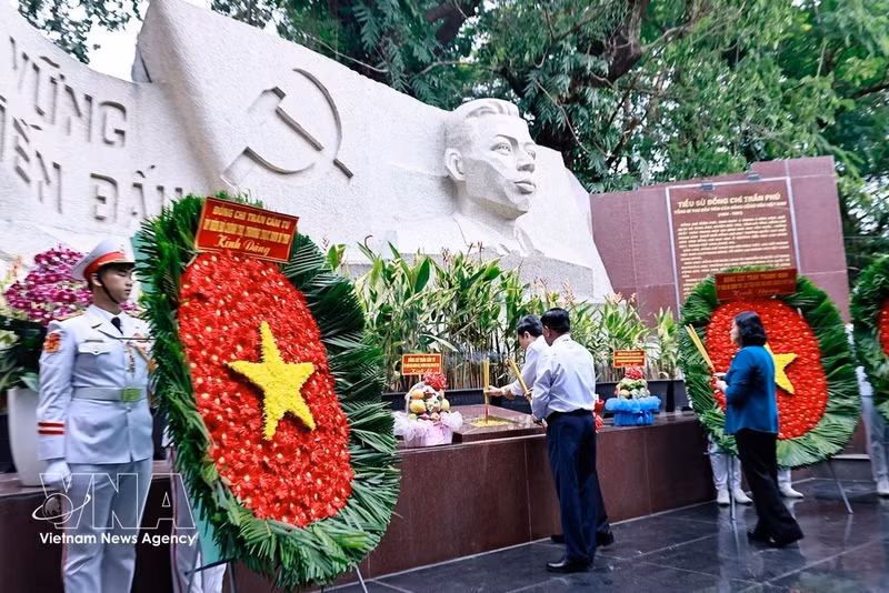 El presidente de la Asamblea Nacional de Vietnam, Tran Thanh Man, ofrece flores e incienso en homenaje al fallecido secretario general del Partido Comunista de Vietnam Tran Phu. (Foto: VNA)