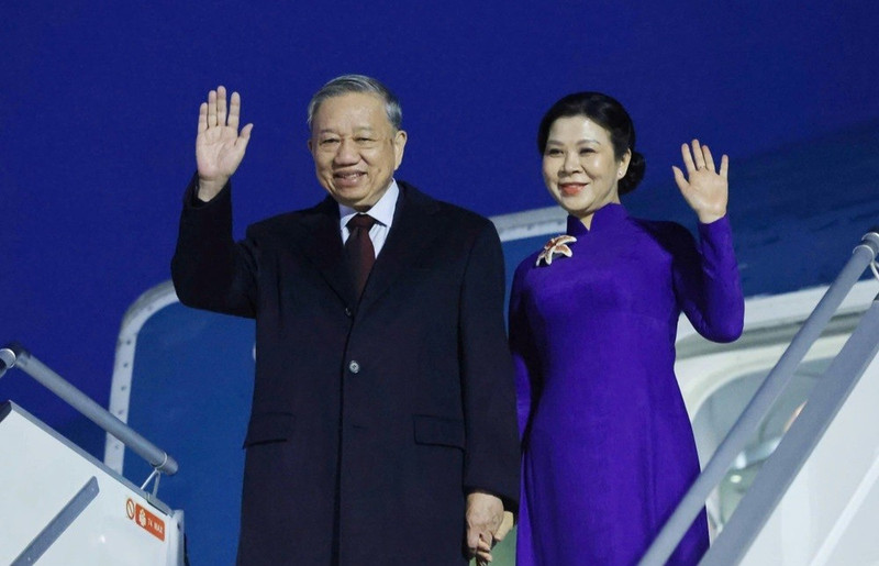 El secretario general del Partido Comunista de Vietnam, To Lam, y su esposa llegan a Helsinki en la tarde del 20 de octubre (hora local) para una visita oficial a Finlandia. (Foto: VNA)