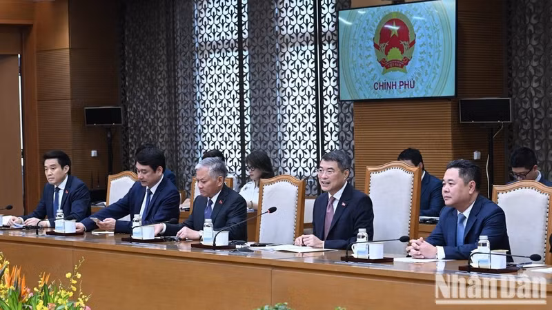 El primer ministro de Vietnam, Le Minh Hung (segundo, desde la derecha), interviene en la reunión. (Foto: Nhan Dan)
