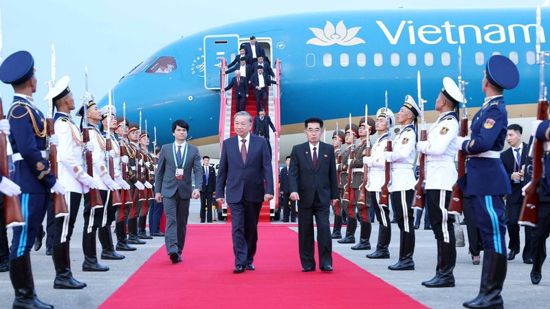 El secretario general del PCV, To Lam, llega a Pyongyang para iniciar su visita de Estado a Corea del Norte y asistir a la ceremonia conmemorativa del 80º aniversario de la fundación del Partido del Trabajo de Corea. (Foto: VNA)