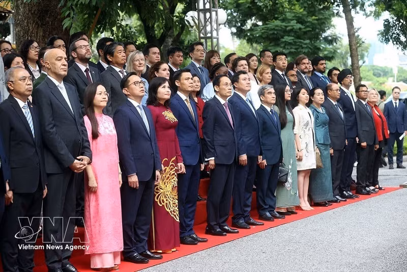 El canciller Le Hoai Trung y los delegados (Foto: VNA)