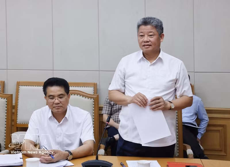El presidente del Comité Popular de Hung Yen, Nguyen Manh Quyen, interviene en la reunión. (Foto: VNA)