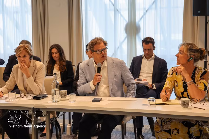 Representantes de empresas holandesas formulan preguntas durante el evento. (Foto: VNA)
