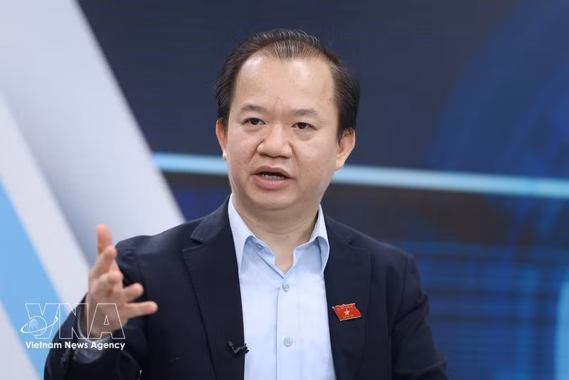 El profesor asociado y doctor Bui Hoai Son, miembro permanente de la Comisión de Cultura y Asuntos Sociales de la Asamblea Nacional. (Foto: VNA).