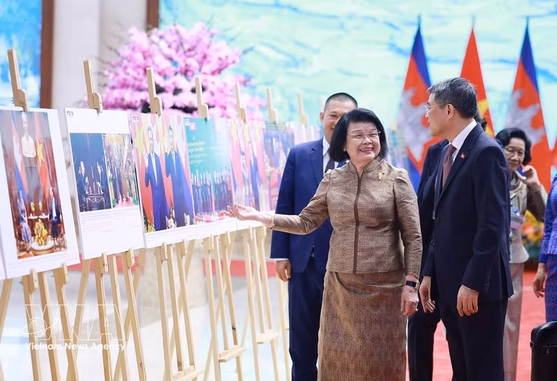 El primer ministro Le Minh Hung y la presidenta de la Asamblea Nacional de Camboya, Samdech Khuon Sudary, visitan una exposición fotográfica sobre cooperación bilateral. (Foto: VNA)
