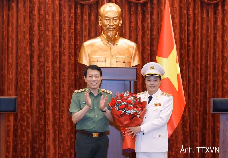 El general Luong Tam Quang, miembro del Buró Político y ministro de Seguridad Pública, entrega flores para felicitar al teniente general Dang Hong Duc.