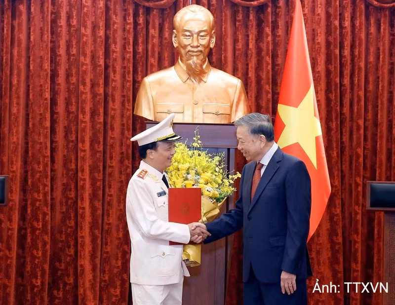 El secretario general del Partido Comunista de Vietnam y presidente del Estado, To Lam, entrega la decisión de ascender al rango de teniente general a Dang Hong Duc, viceministro de Seguridad Pública.