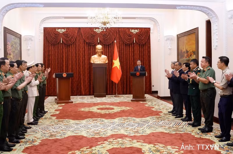 El secretario general del Partido Comunista de Vietnam y presidente de la República, To Lam, pronuncia un discurso asignando funciones.