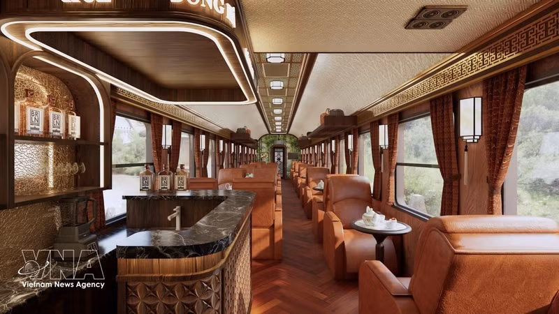 En un vagón del tren turístico “Antigua capital de Hue - Phong Nha: Viaje de maravillas - Patrimonio mundial” (Foto: VNA)