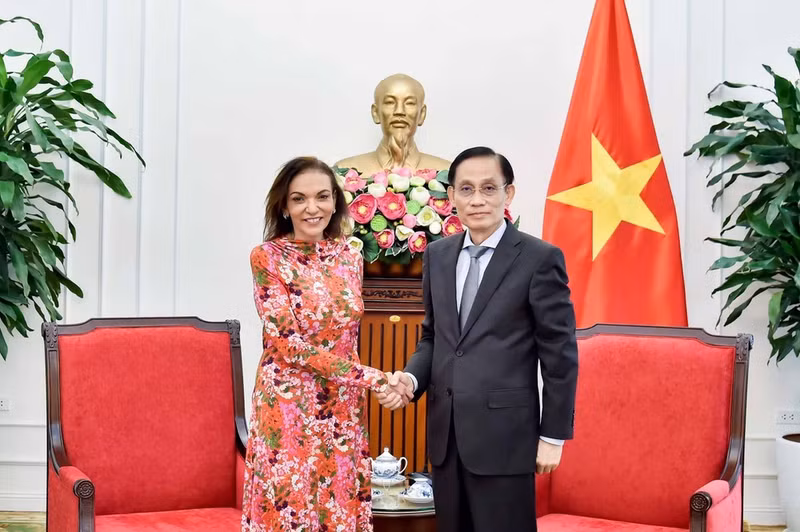 El ministro vietnamita de Relaciones Exteriores, Le Hoai Trung, recibe a la ministra australiana de Desarrollo Internacional, Pequeñas Empresas y Asuntos Multiculturales, Anne Aly. (Foto: Ministerio de Relaciones Exteriores de Vietnam)