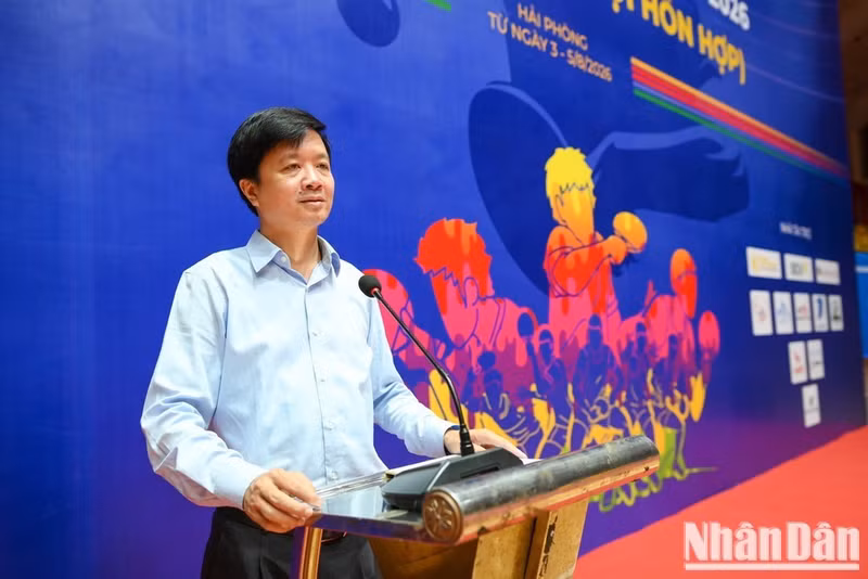 Đel jefe de la redacción de Asuntos Sociales y Culturales del periódico Nhan Dan y director del torneo, Ta Quang Dung, habla en la ceremonia inaugural.