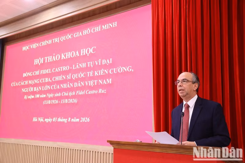 El embajador de Cuba en Vietnam, Rogelio Polanco Fuentes, interviene en la cita.