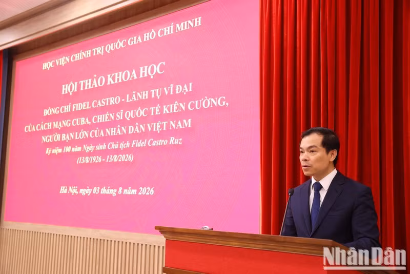 Nguyen Manh Hung, subdirector de la Academia Nacional de Política Ho Chi Minh, habla en el acto.