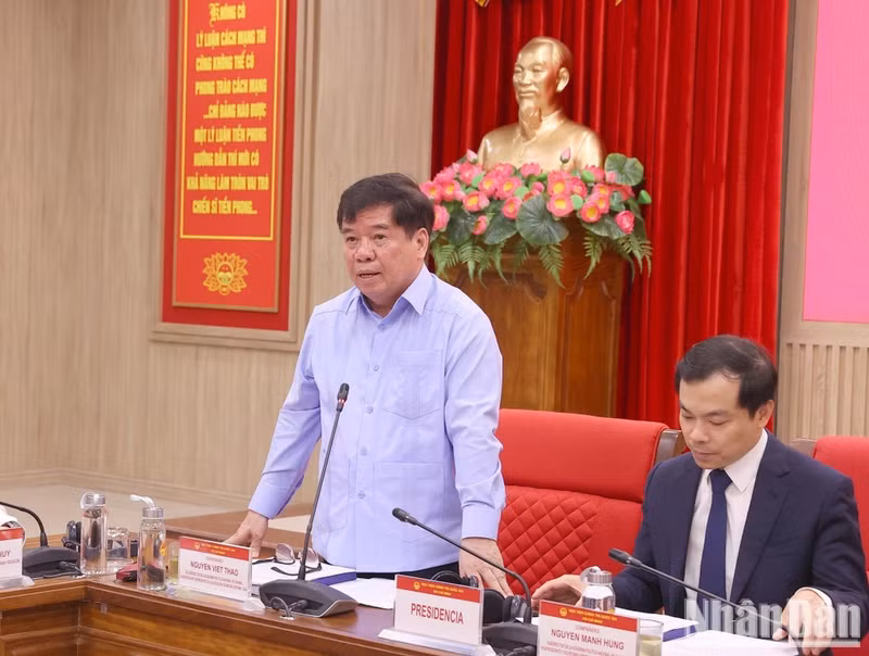El profesor asociado y doctor Nguyen Viet Thao, ex subdirector de la Academia Nacional de Política Ho Chi Minh y vicepresidente permanente de la Asociación de Amistad Vietnam-Cuba, en el seminario.